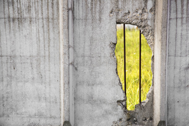 有大洞的旧混凝土栅栏图片下载