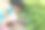 亚洲华人小女孩用放大镜探索草地图片下载