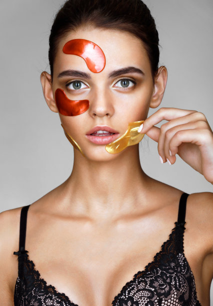 迷人的女人会去除脸上的色斑。图片下载