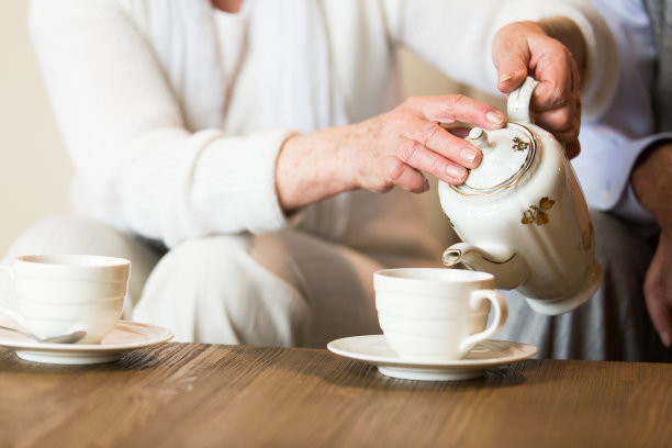 老人倒茶图片下载