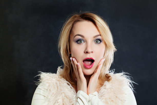惊讶的女人张着嘴。惊喜图片下载