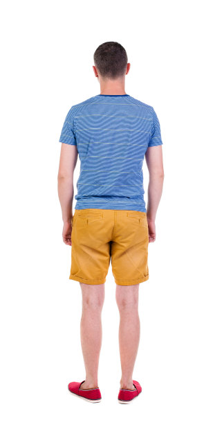 帅气的男人穿短裤的背影图片下载