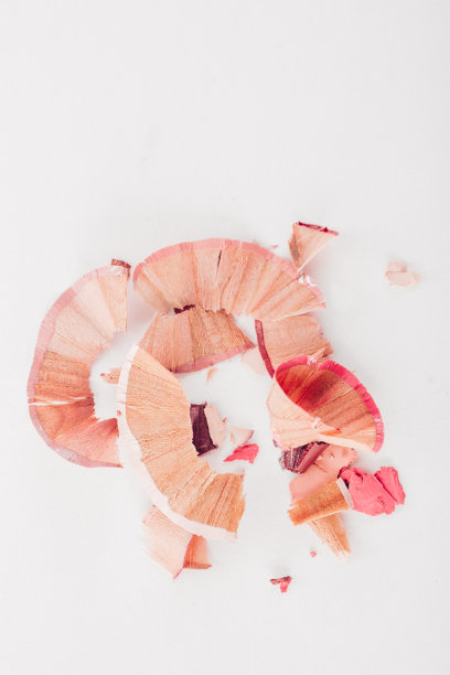 白色背景上的化妆品粉色铅笔屑图片下载