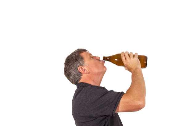 男人喝酒图片下载