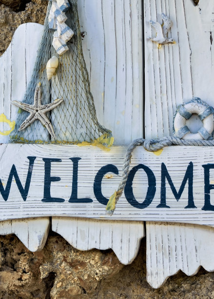 木板上写着“欢迎”图片下载