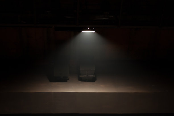 舞台上方聚光灯图片下载