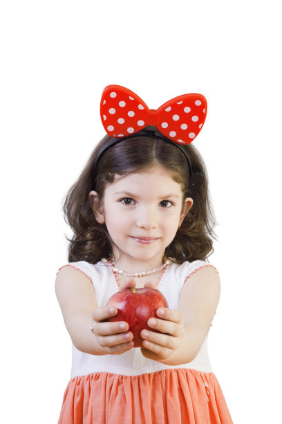 美丽的小女孩在白色的背景下给苹果图片下载