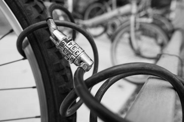 自行车上的数字锁。黑白色调。图片下载