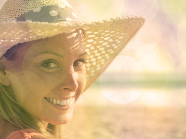 海滩上的微笑女孩图片下载