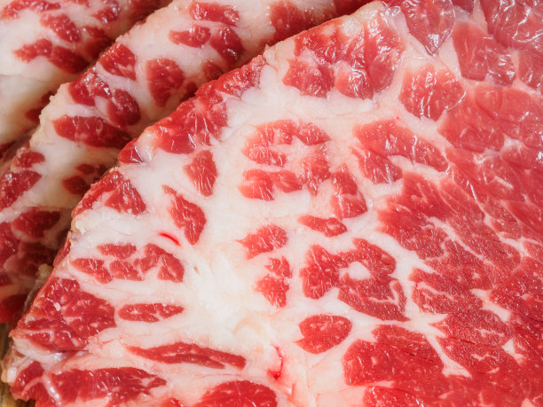 新鲜的生牛肉放在木板上图片下载