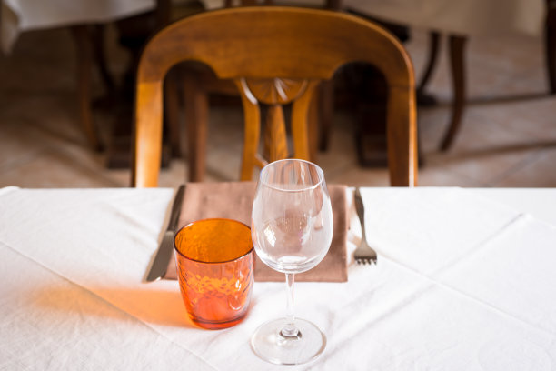 餐厅里的空杯子图片下载