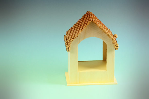 浅蓝色背景上的木屋模型。图片下载