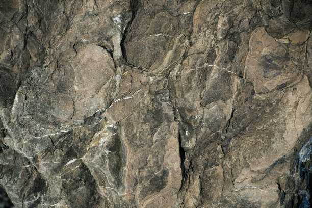 有突出物的棕色石头图片下载