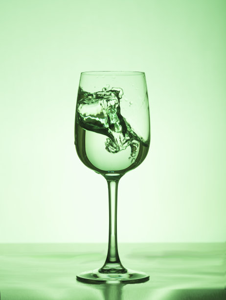 水流和绿光旋转图片下载