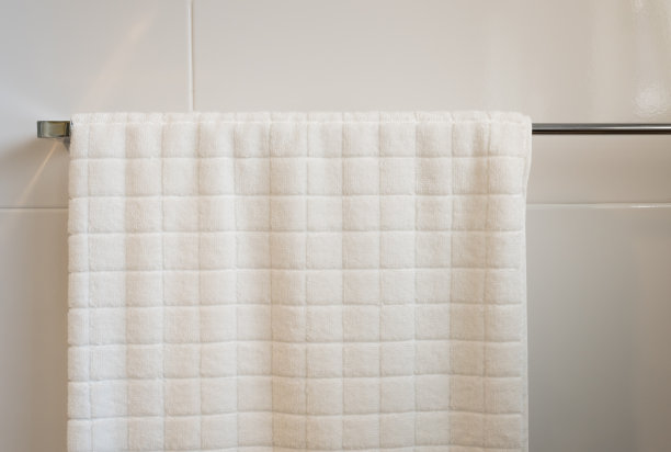 栏杆上挂着一条白毛巾图片下载