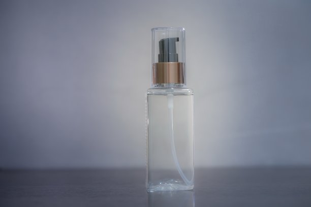 灰色背景上的喷油瓶。图片下载