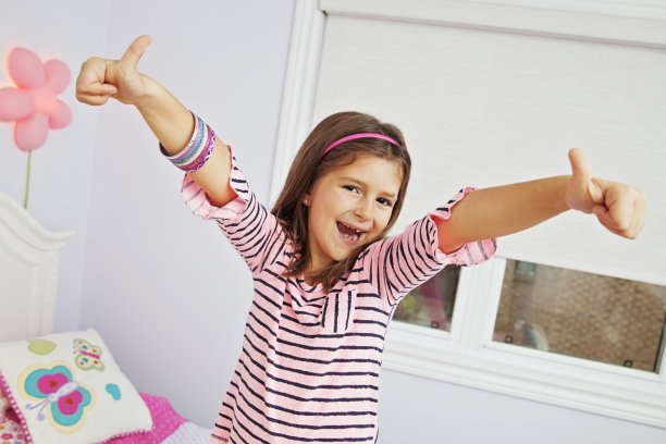 戴着手镯的可爱小女孩图片下载