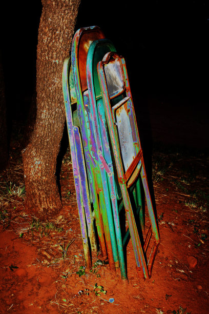 乡村彩色金属椅子图片下载