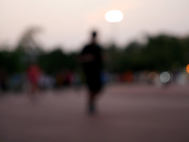 亚洲人在跑道上慢跑/散步图片下载