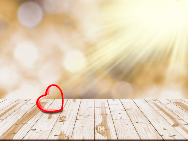 红色的心形在桌子上。健康的概念图片下载