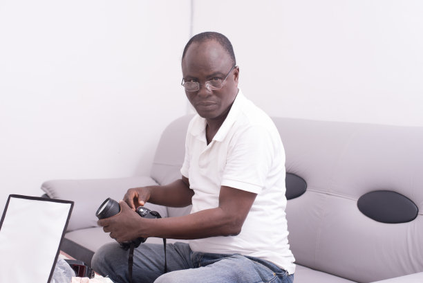 带着相机的男人图片下载