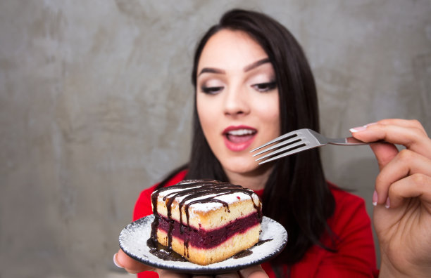 女性吃不健康或甜食图片下载