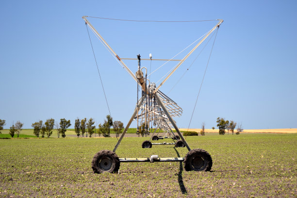 农业洒水系统浇灌绿地图片下载