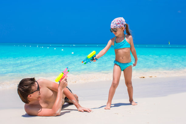 快乐的爸爸和他可爱的小女儿玩得开心图片下载