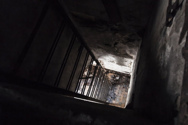 生锈的金属梯子从黑暗的房间往下走图片下载