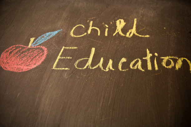 红苹果在黑板前面图片下载