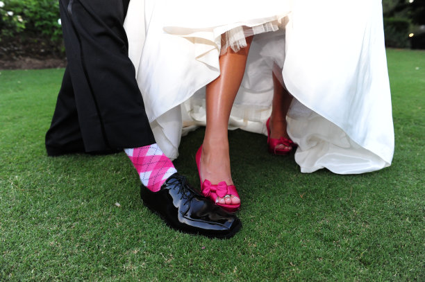 新娘和新郎穿鞋的脚婚礼图片下载