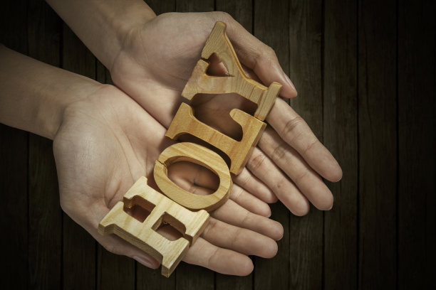 手握圣言的人图片下载