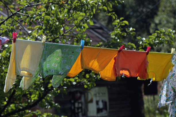 用绳子把婴儿衣服晾干图片下载