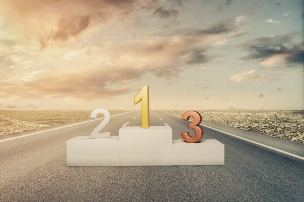 获奖者站在柏油路的领奖台上图片下载