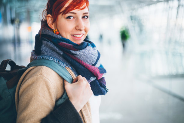 年轻的背包女在机场图片下载