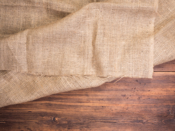 旧农村木制桌子和粗麻布复古背景，照片俯视图。黑森，麻袋纹理上的木制背景为您的设计图片下载