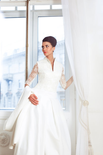 快乐的新娘穿着婚纱图片下载