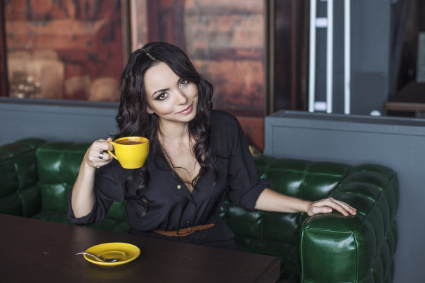 美女喝热饮图片下载