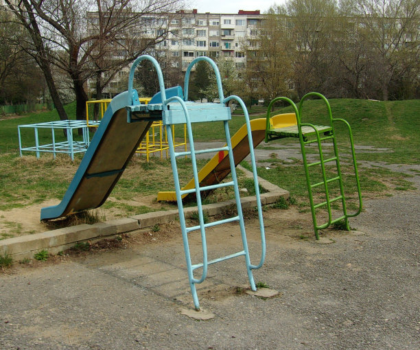 944-操场上的两个滑梯图片下载
