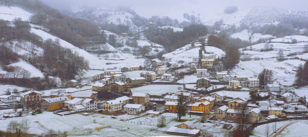 白色的城镇在冬天的雪图片下载
