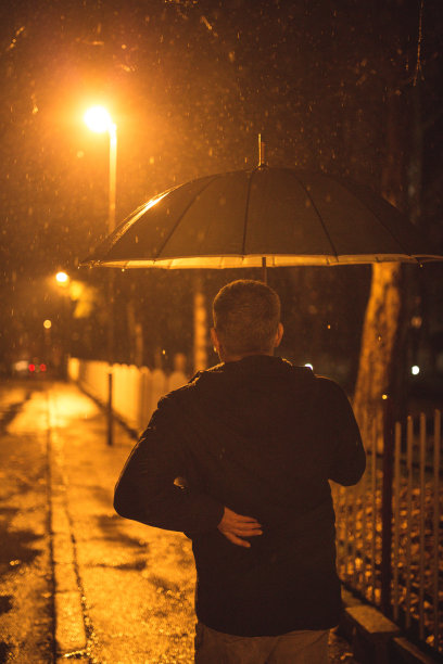背痛和雨季图片下载