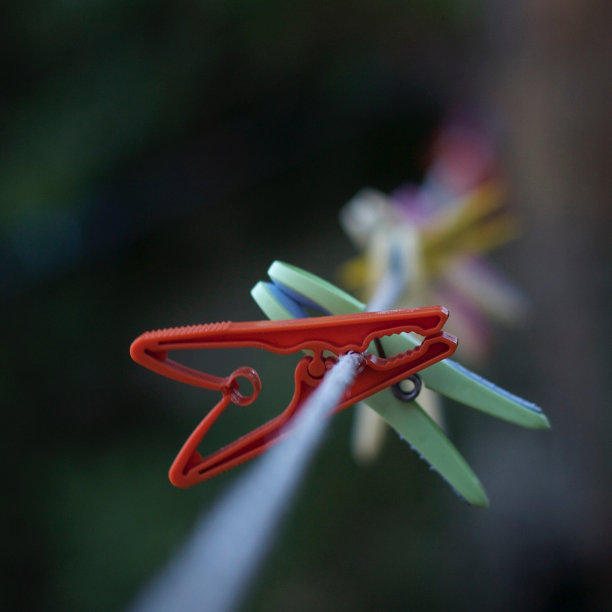 晾衣绳上的挂钩图片下载