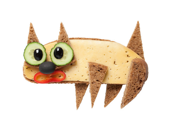 白色背景下黑面包和奶酪做成的猫图片下载