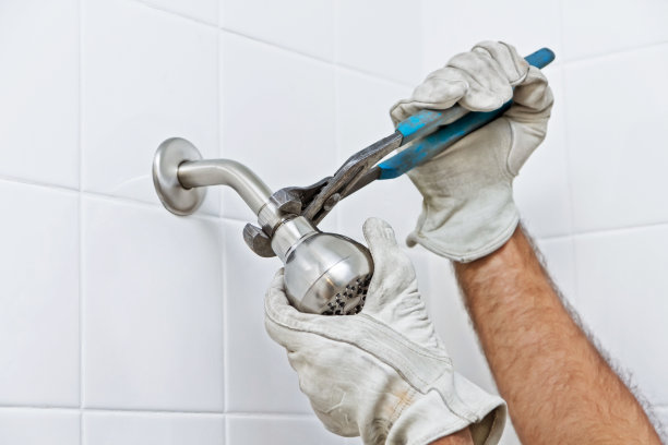 水管工在工作图片下载