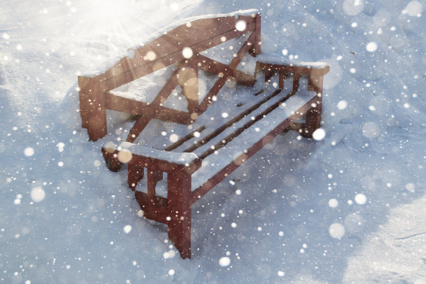 冬天的长椅上图片下载