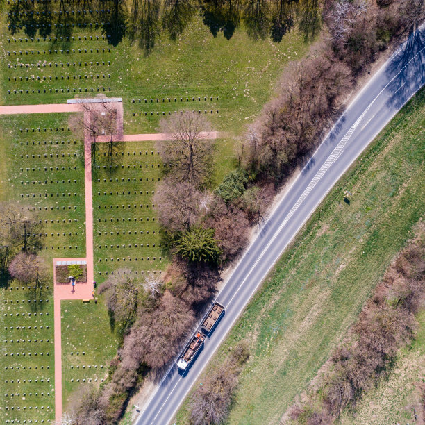 墓地里的白色十字架图片下载