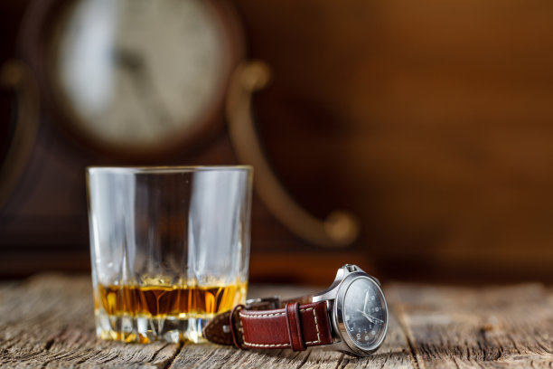 威士忌和手表图片下载