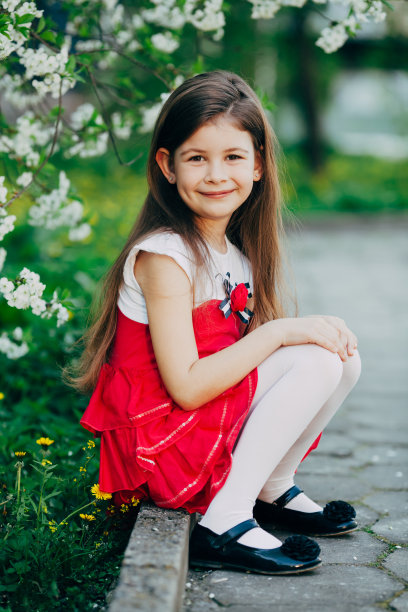 苹果树旁边的女孩在公园里花图片下载