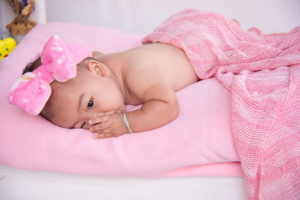 婴儿睡觉和吮吸手指的肖像。图片下载