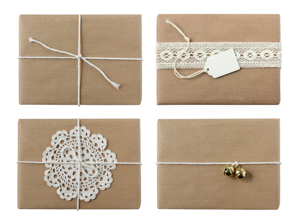 四件包装好的圣诞/生日礼物-孤立的白色图片下载